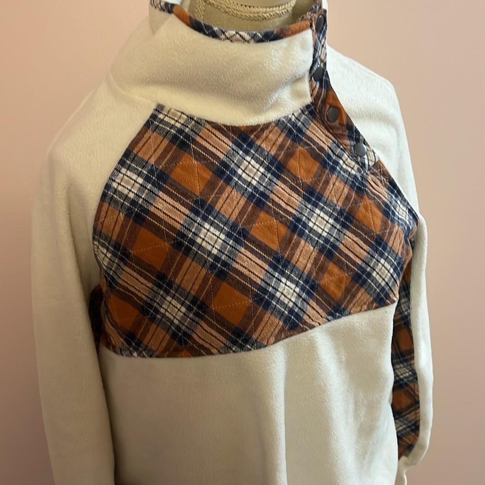 Entro cream Fleece Pullover Sweater rust and blue Plaid Accents Cabincore Size L